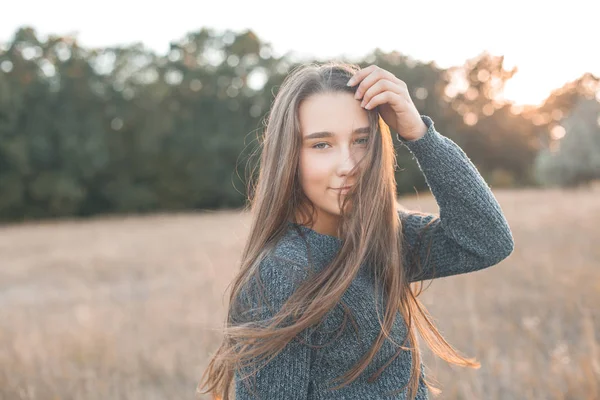 Wanita Muda Yang Cantik Berjalan Lapangan Saat Matahari Terbenam — Stok Foto