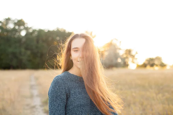 Vrolijke Jonge Vrouw Met Lang Haar Buitenshuis Bij Zonsondergang — Stockfoto