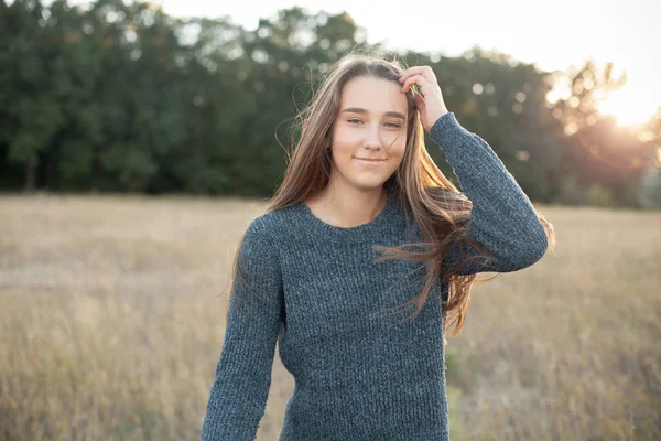 Portret Van Vrolijke Jonge Vrouw Buitenshuis Bij Zonsondergang — Stockfoto