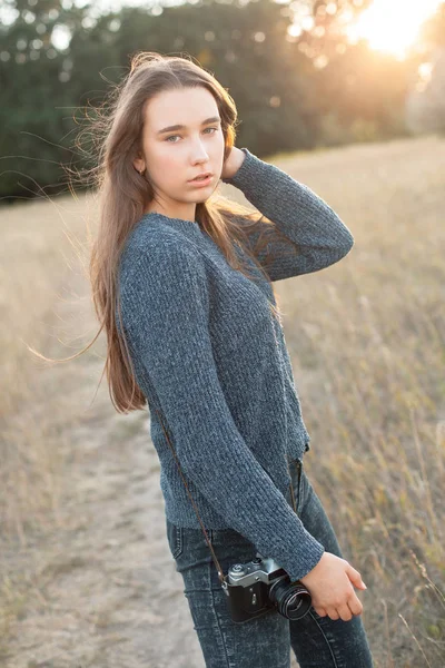 Hermosa Mujer Con Cámara Caminando Aire Libre Bajo Luz Del — Foto de Stock