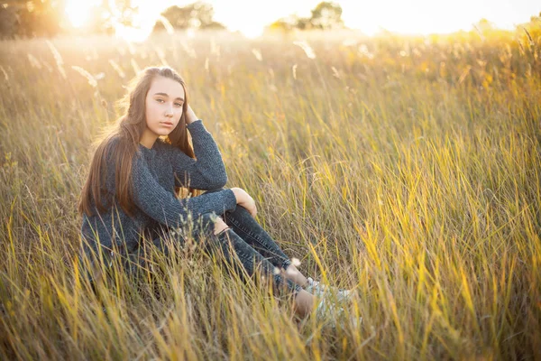 Belle Jeune Femme Assise Dans Herbe Sous Lumière Soleil — Photo