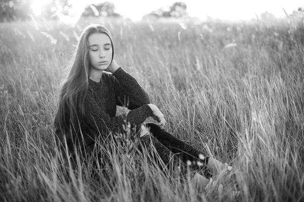 Красивая Молодая Женщина Сидящая Траве Солнцем Черное Белое — стоковое фото