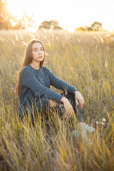 Belle Jeune Femme Assise Dans Herbe Sous Lumière Soleil — Photo