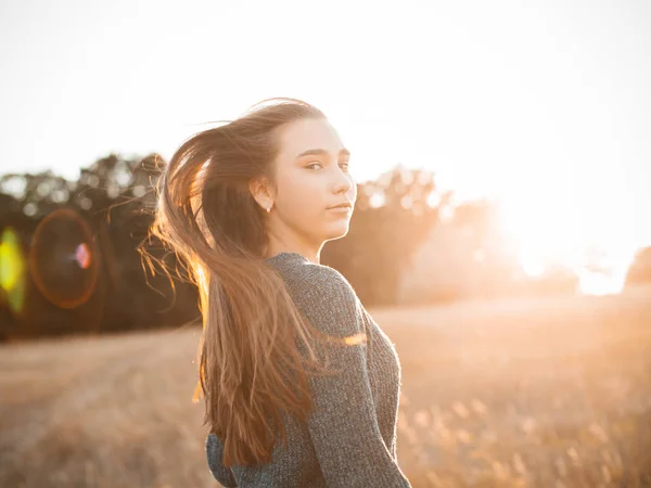 Młoda Kobieta Długimi Włosami Chodzenia Zewnątrz Pod Słońcem — Zdjęcie stockowe