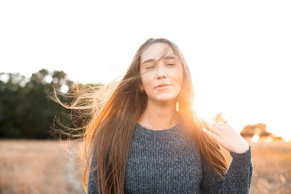 Joyeux Jeune Femme Aux Cheveux Longs Amuse Sous Lumière Soleil — Photo