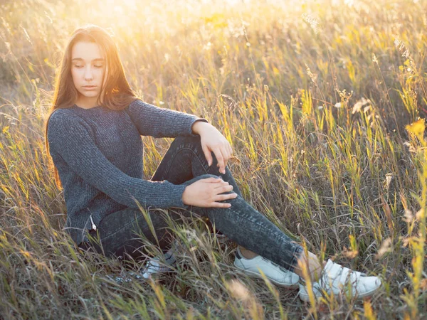 Entzückende Junge Frau Sitzt Gras Unter Sonnenlicht — Stockfoto