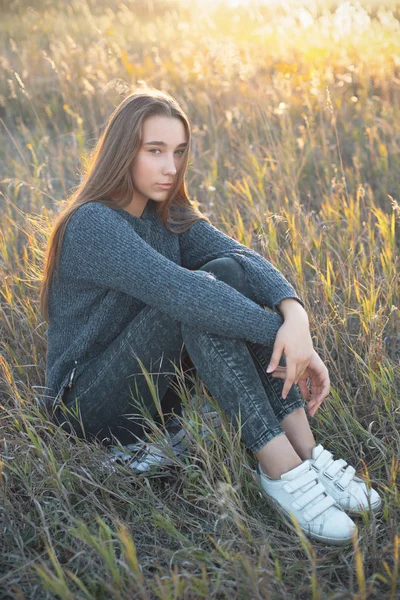 Menina Atraente Sentado Campo Noite — Fotografia de Stock