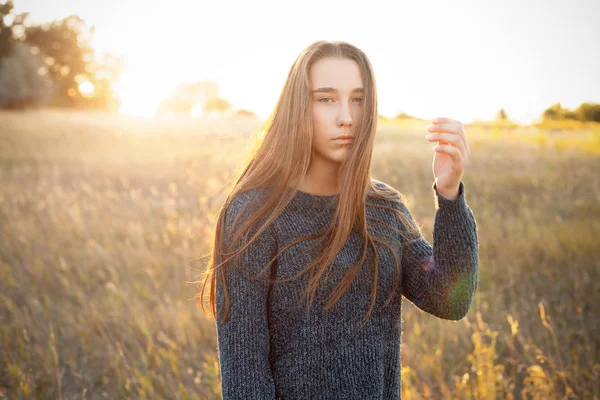 Adorable Jeune Femme Marchant Sur Terrain Coucher Soleil — Photo