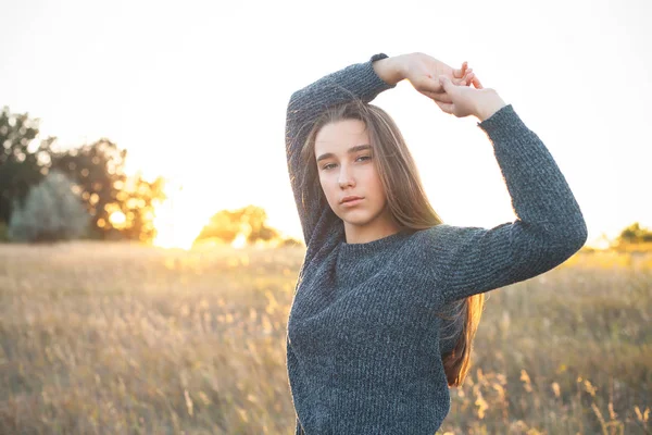 Schöne Mädchen Posiert Auf Dem Feld Bei Sonnenuntergang — Stockfoto