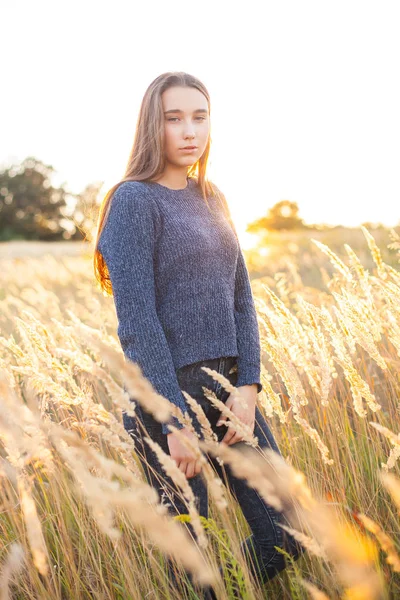 Attractive Girl Stands Spikelets — Stock Photo, Image