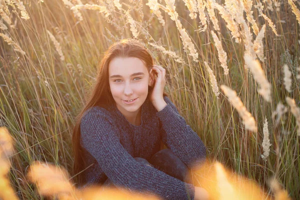 Joven Alegre Sentada Hierba Alta Atardecer — Foto de Stock