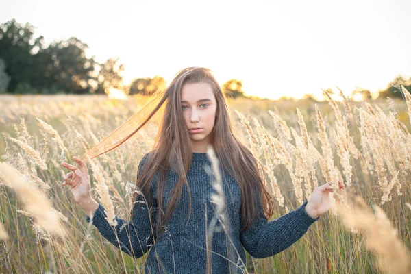 Jeune Femme Aux Cheveux Longs Debout Dans Herbe Haute Soir — Photo