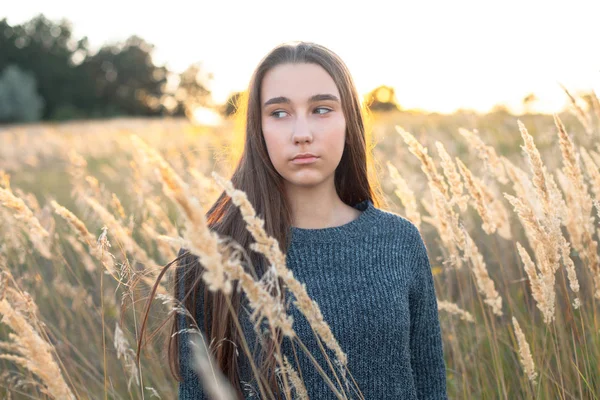 Junge Frau Steht Abends Hohen Gras — Stockfoto