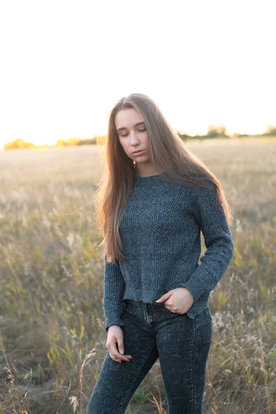 Junge Frau Mit Langen Haaren Posiert Abends Auf Dem Feld — Stockfoto