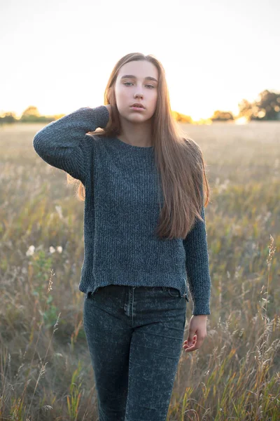 Junge Frau Mit Langen Haaren Posiert Abends Auf Dem Feld — Stockfoto