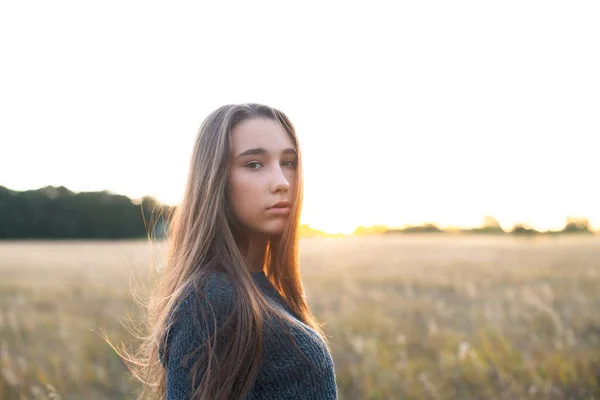 Kvinna Med Långt Hår Poserar Fältet Kvällen — Stockfoto