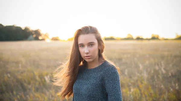 Jeune Femme Aux Cheveux Longs Debout Sur Terrain Coucher Soleil — Photo