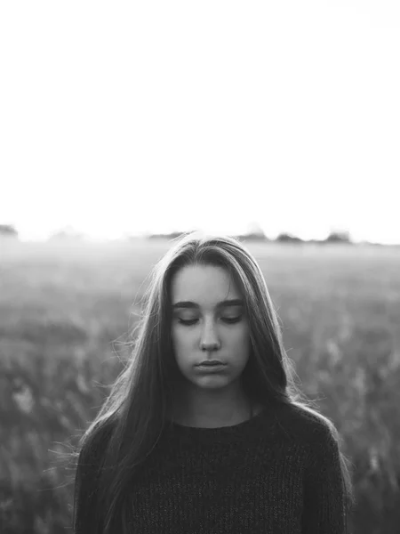 Jonge Vrouw Met Lang Haar Staande Het Veld Bij Zonsondergang — Stockfoto