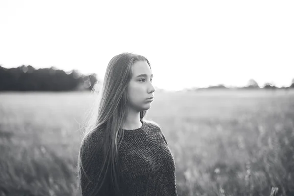 Schöne Junge Frau Steht Auf Dem Feld Schwarz Weiß — Stockfoto