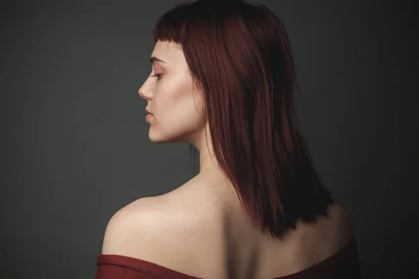 Молодая Женщина Рыжими Волосами Студии Назад — стоковое фото