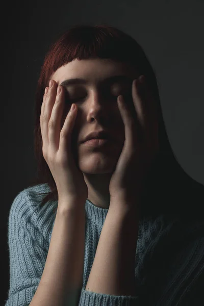 Yüzünde Elleri Ile Genç Kadının Portre Yakın — Stok fotoğraf
