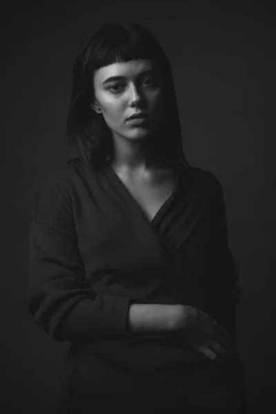 Young Woman Posing Studio Black White Low Key — Stock Photo, Image