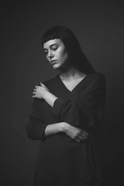 Young Woman Posing Studio Black White Low Key — Stock Photo, Image