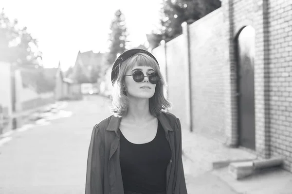 Fashionable Young Woman Walking Street Black White — Stock Photo, Image
