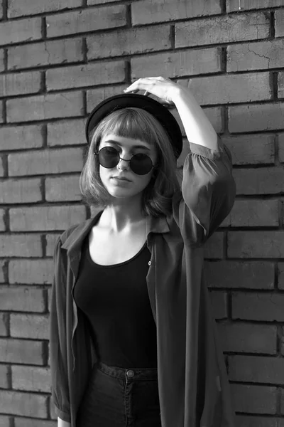 Fashionable Girl Standing Brick Wall Black White — Stock Photo, Image