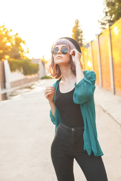 Mujer Joven Moda Que Camina Ciudad Por Noche — Foto de Stock