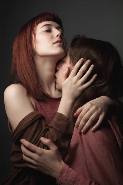 Jovem Bonita Homem Está Beijando Tecla Baixa — Fotografia de Stock