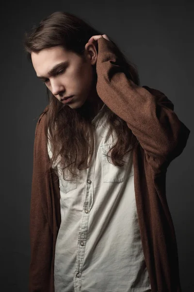 長い髪のハンサムな若い男の肖像 — ストック写真