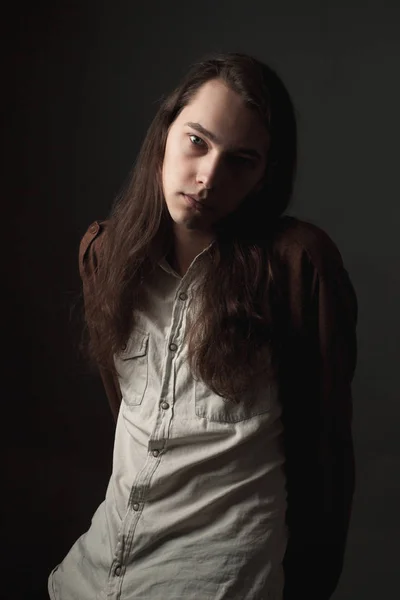 Retrato Jovem Bonito Com Cabelo Comprido Tecla Baixa — Fotografia de Stock