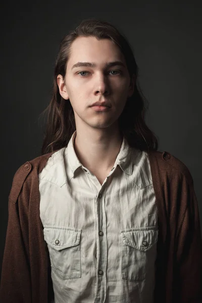 Портрет Красивого Молодого Чоловіка Довгим Волоссям — стокове фото