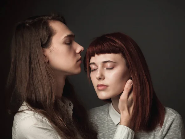 Una Pareja Encantadora Estudio Tecla Baja —  Fotos de Stock