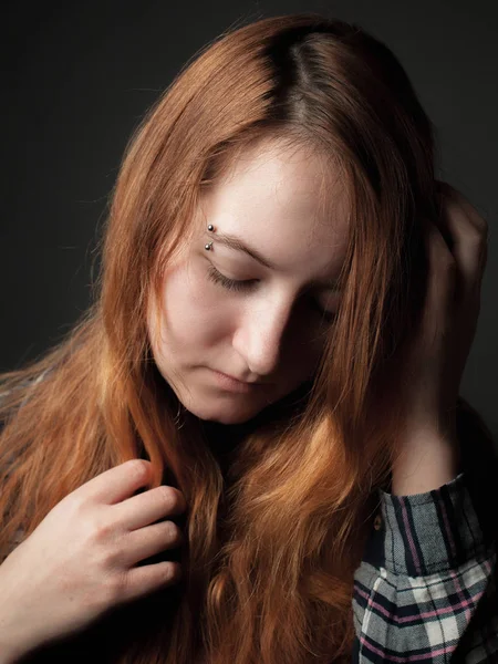 Mujer Joven Triste Con Pelo Rojo —  Fotos de Stock