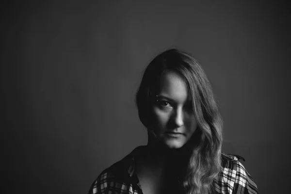 Üzgün Bir Genç Kadının Portresi Siyah Beyaz Düşük Anahtar — Stok fotoğraf