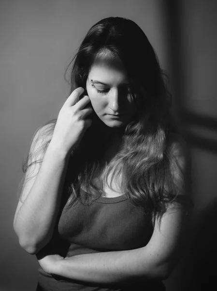 一个悲伤女人的肖像 黑色和白色 — 图库照片