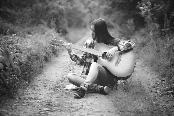 Junge Frau Spielt Gitarre Wald Schwarz Weiß — Stockfoto