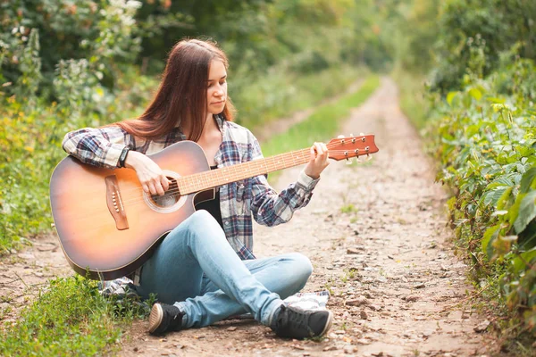 Adorável Mulher Toca Guitarra Floresta — Fotografia de Stock