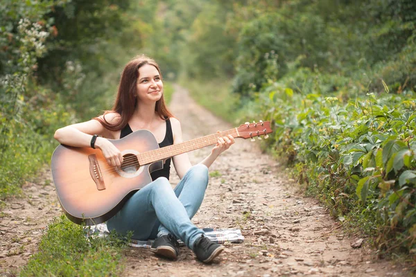 Menina Bonita Toca Guitarra Floresta — Fotografia de Stock