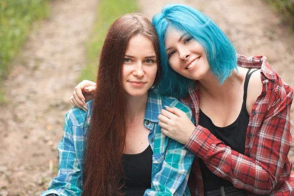 森に座って抱きしめた二人の女性 — ストック写真