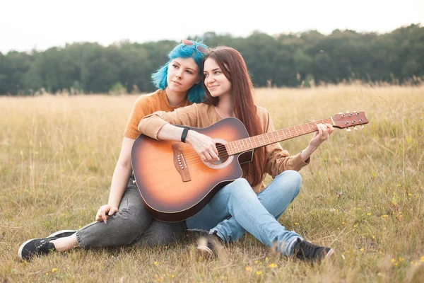 Dois Melhores Amigos Sentados Livre Tocar Guitarra — Fotografia de Stock