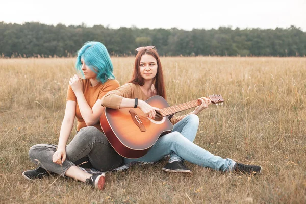 Duas Mulheres Sentam Relva Tocam Guitarra Melhores Amigos — Fotografia de Stock