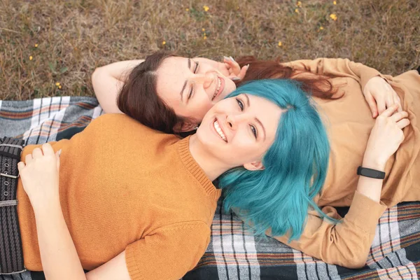 Twee Vrouwen Liggen Het Gras Glimlachend Beste Vrienden — Stockfoto