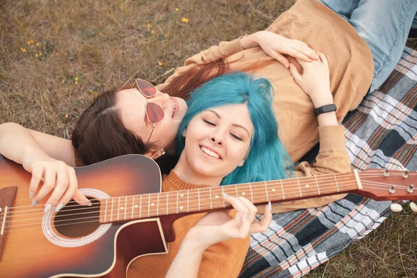 Twee Jonge Vrouwen Liggen Spelen Gitaar Beste Vrienden — Stockfoto