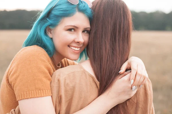 Deux Jeunes Femmes Embrassant Extérieur — Photo