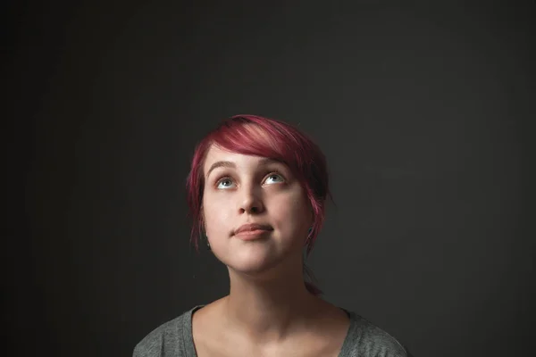 Mädchen Schaut Auf Studioporträt — Stockfoto