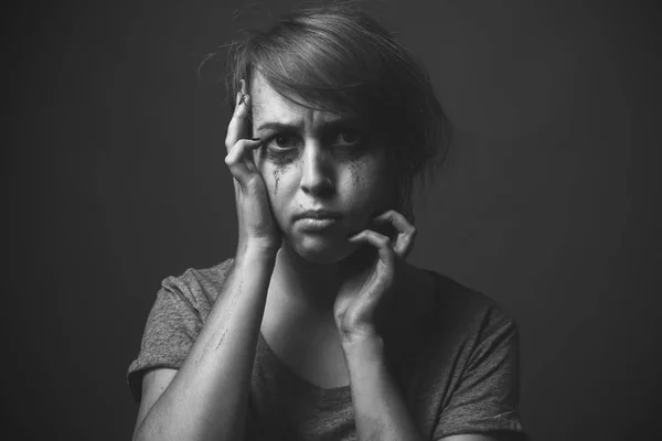 Jovencita Llorona Retrato Blanco Negro — Foto de Stock