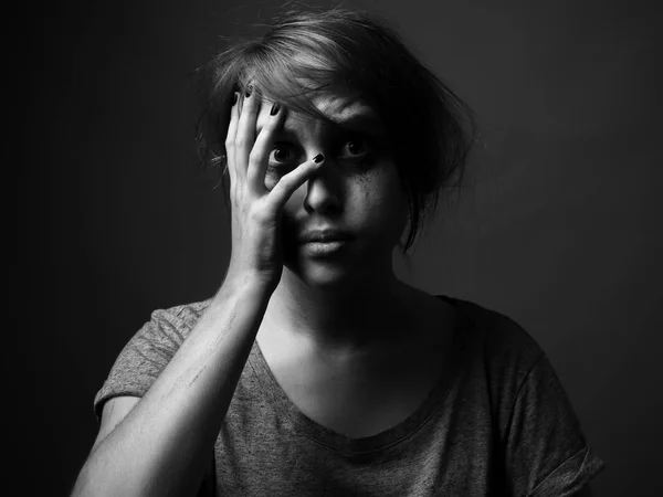 Mujer Joven Asustada Con Maquillaje Untado Estudio Blanco Negro —  Fotos de Stock